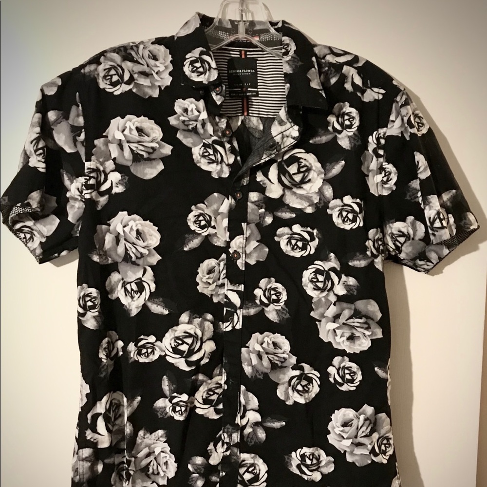 Men’s small Flower Button Down Shirt short sleeve